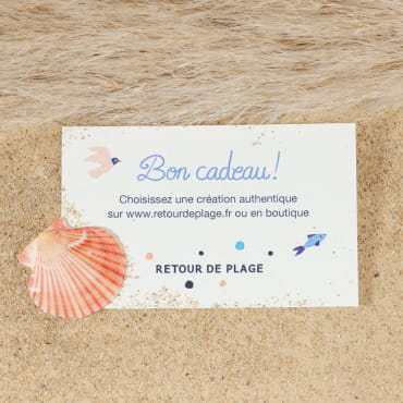 Carte cadeau Retour de Plage insérée dans une enveloppe élégante, prête à être offerte