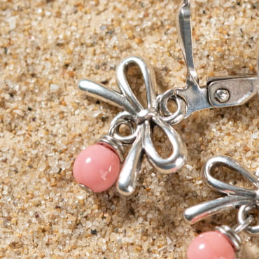 Retour de plage, une entreprise locale engagée dans le développement durable qui créée et fabrique des bijoux fantaisies made in France sur l’Île d’Oléron.