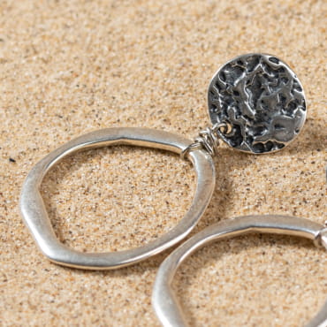 Retour de plage vous propose des colliers, bracelets, boucles d’oreilles, bracelets de chevilles, porte-clefs, parfums, cabas et bagues pour femme, homme et enfant pour que chacun trouve son bonheur.