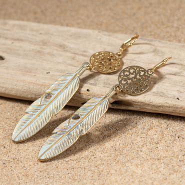 Boucles d'oreilles dorées longues pendentif plume