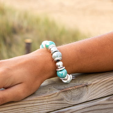 Bracelet argenté perles céramiques vertes et bleues