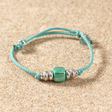 Vue globale du bracelet Néon émeraude, cordon fluo et touches dorées.