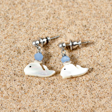 Découvrez les boucles d’oreilles Britany, un bijou marin fabriqué en France sur l’Île d’Oléron par des monteuses qualifiées.