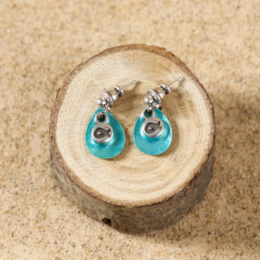 Retour de plage vous propose des colliers, bracelets, boucles d’oreilles, bracelets de chevilles, porte-clefs, parfums, cabas et bagues pour femme, homme et enfant pour que chacun trouve son bonheur.