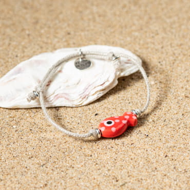 bracelet Otto pour enfant, cordon rouge vif et petit poisson argenté