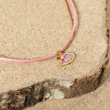 Découvrez le collier Mochi, un bijou marin fabriqué en France sur l’Île d’Oléron par des monteuses qualifiées.