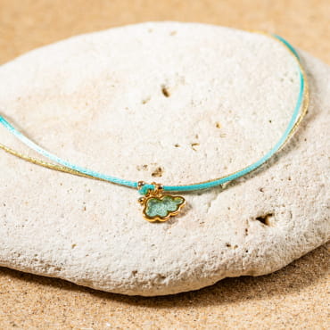 Le collier Mochi est une création de Retour de plage, une entreprise française qui agit pour l'environnement.