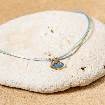 Retour de plage vous propose des colliers, bracelets, boucles d’oreilles, bracelets de chevilles, porte-clefs, parfums, cabas et bagues pour femme, homme et enfant pour que chacun trouve son bonheur.