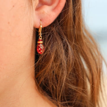 Boucles d’oreilles enfant Cocci en métal doré et perles rouges, bijou artisanal français.