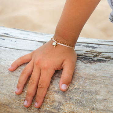Bracelet enfant Baleine en métal doré et cordon saumon, fabrication artisanale française.