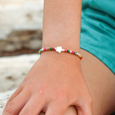 Bracelet enfant Casoria en métal plaqué argent et perles multicolores, fabrication artisanale française.