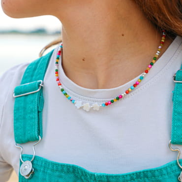 Collier enfant Casoria en métal argenté et perles multicolores, création artisanale française.