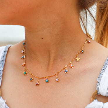 Collier enfant Gamma en métal doré et perles multicolores, création artisanale française.