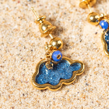 Boucles d'oreilles pour enfant Mochi. Nuages à paillettes bleu