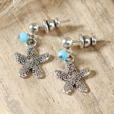 Boucles d’oreilles enfant Slatch en métal plaqué argent et perles bleu ciel, fabrication artisanale française.