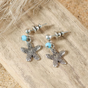 Boucles d’oreilles enfant Slatch en métal plaqué argent et perles bleu ciel, création artisanale française.