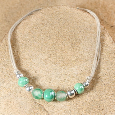 Collier Chopa en métal plaqué argent et perles vertes, fabrication artisanale française.