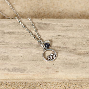 Collier Mascaret perles bleu marine en métal argenté, fabrication artisanale française.