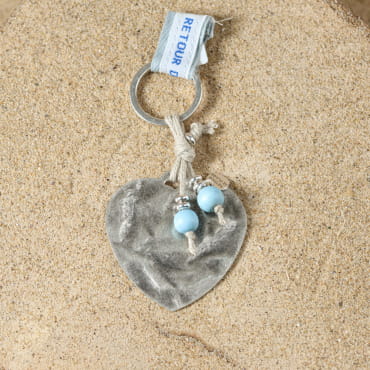 Porte-clés Lova en métal plaqué argent avec cœur bleu ciel, création artisanale française.