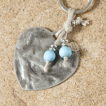 Porte-clés Lova cœur bleu ciel en métal argenté, fait main en France.