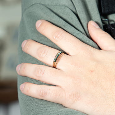 Découvrez la bague Rachel, un bijou marin fabriqué en France sur l’Île d’Oléron par des monteuses qualifiées.