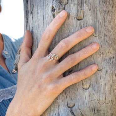 bague Sakura en métal argenté, motif floral délicat porté à la main