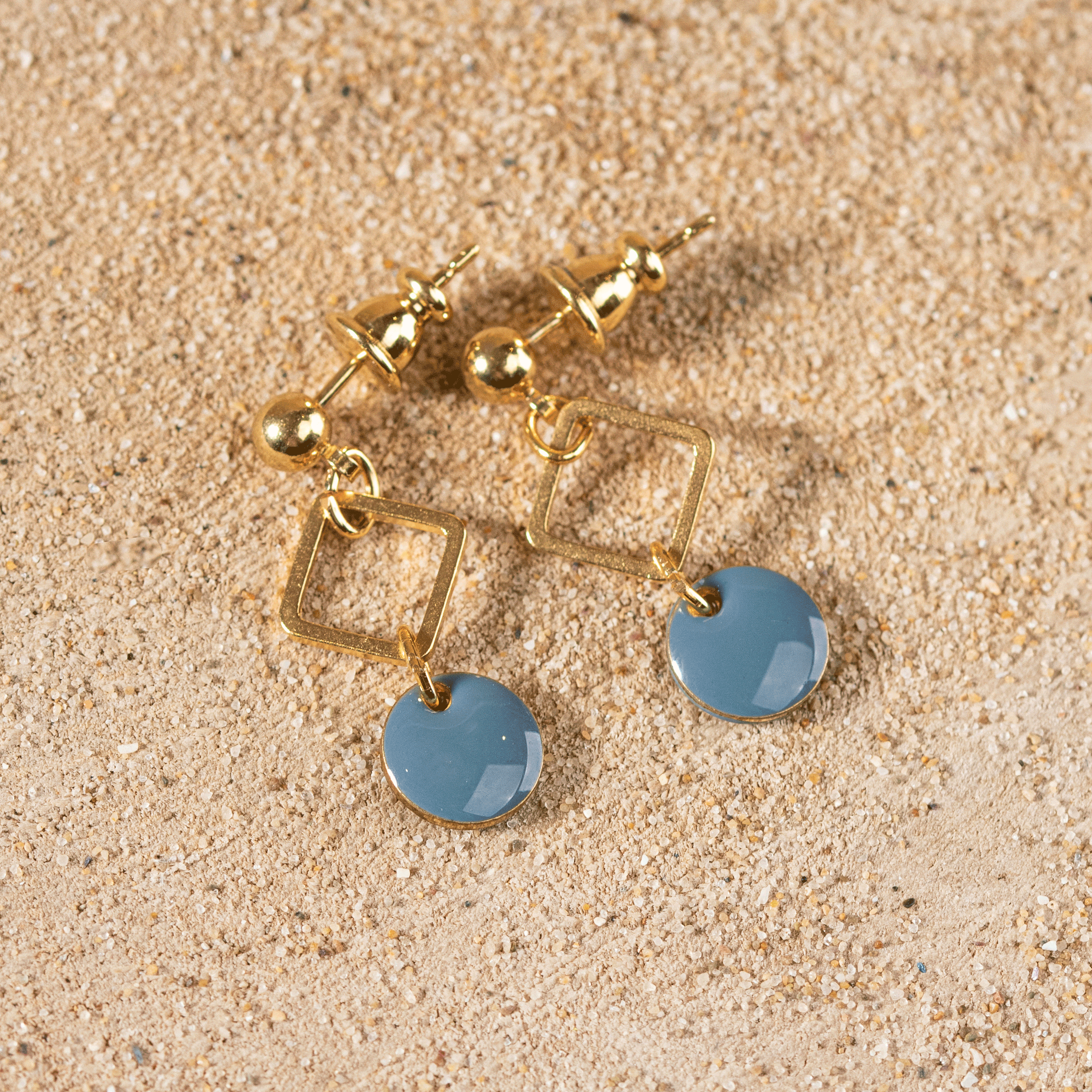 Les bijoux Retour de plage sont des bijoux fantaisie authentiques et uniques faits de perles naturelles qui racontent une histoire de nature ou d’océan à partager en famille ou entre amis.