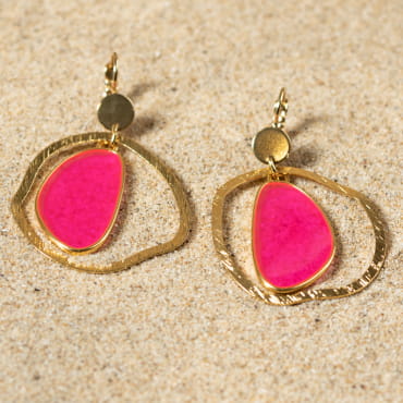 Découvrez les boucles d’oreilles Ailes, un bijou marin fabriqué en France sur l’Île d’Oléron par des monteuses qualifiées.