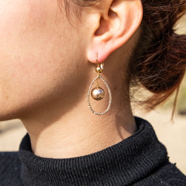 Les bijoux Retour de plage sont des bijoux fantaisie authentiques et uniques faits de perles naturelles qui racontent une histoire de nature ou d’océan à partager en famille ou entre amis.