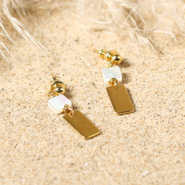 Celaya est une paire de boucles d'oreilles doré et blanc composé de formes géométriques. Elles sont simples et sobres et peuvent donc être offrir sans crainte : elles plaieront forcément !