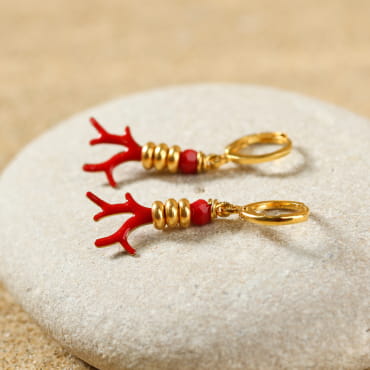 Les bijoux Retour de plage sont des bijoux fantaisie authentiques et uniques faits de perles naturelles qui racontent une histoire de nature ou d’océan à partager en famille ou entre amis.