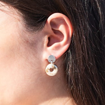 Boucles Donuts portées, éclat argenté et forme organique, parfaites pour illuminer le visage