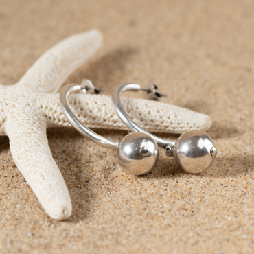 Découvrez Ejade : des boucles d'oreilles coquettes qui se composent de perles en métal argenté et de créoles à clou en métal plaqué argent 999. Fabrication française et artisanale inspiré du bord de mer.