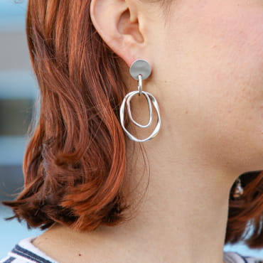 Retour de plage, une entreprise locale engagée dans le développement durable qui créée et fabrique des bijoux fantaisies made in France sur l’Île d’Oléron.