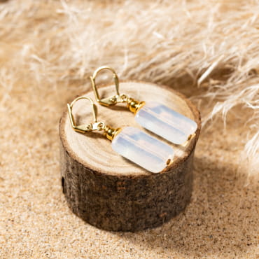 Retour de plage propose des bijoux fantaisie multicolore, blanc, sable, bleu nuit, turquoise, couleur ficelle, anthracite, ou autre alors choisissez les matières qui vous plaisent et les textures que vous aimez.