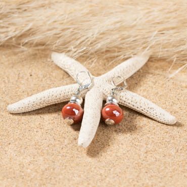 Les bijoux Retour de plage sont des bijoux fantaisie authentiques et uniques faits de perles naturelles qui racontent une histoire de nature ou d’océan à partager en famille ou entre amis.
