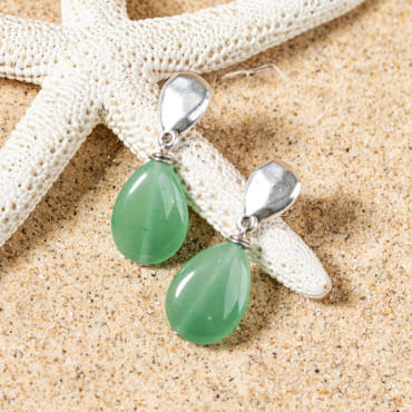 Les bijoux Retour de plage sont des bijoux fantaisie authentiques et uniques faits de perles naturelles qui racontent une histoire de nature ou d’océan à partager en famille ou entre amis.