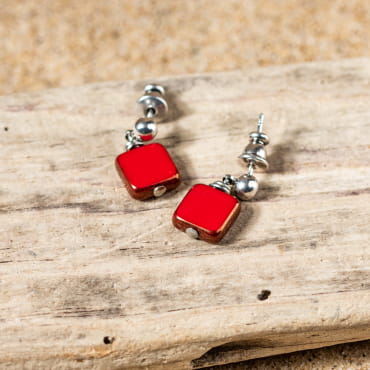 Retour de plage, une entreprise locale engagée dans le développement durable qui créée et fabrique des bijoux fantaisies made in France sur l’Île d’Oléron.