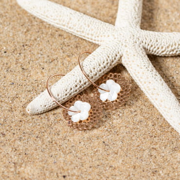 boucles d’oreilles Nectar en métal doré rose, perles saumon accrochées à une étoile de mer