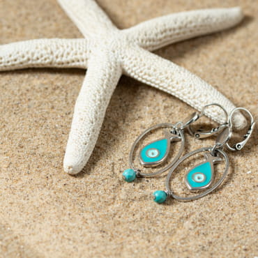 Découvrez Oia, un bijou inspiré de l’océan fabriqué artisanalement sur l’île d’Oléron.