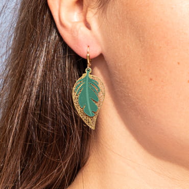 Boucles d'oreilles dorées et vertes plumes
