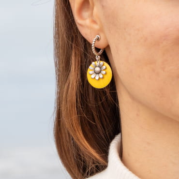 Retour de plage propose des bijoux fantaisie fabriqués avec des matériaux de qualité : céramique, lin, perles de verre, hématite, quartz, amazonite, perles de rivière, perle de jade, lapis lazuli, perles de culture, pierre de sable, etc.