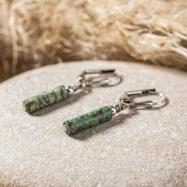 Retour de plage propose des bijoux fantaisie multicolore, blanc, sable, bleu nuit, turquoise, couleur ficelle, anthracite, ou autre alors choisissez les matières qui vous plaisent et les textures que vous aimez.