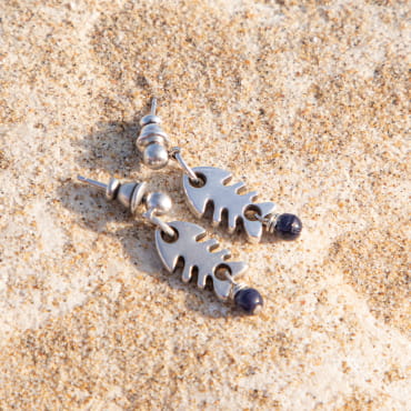 Boucles d'oreilles argentées arête de poisson perles bleu