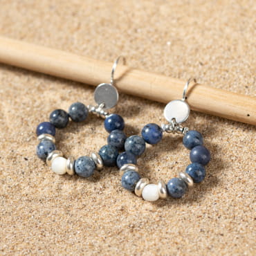 Découvrez les boucles d’oreilles Heidi, un bijou marin fabriqué en France sur l’Île d’Oléron par des monteuses qualifiées.