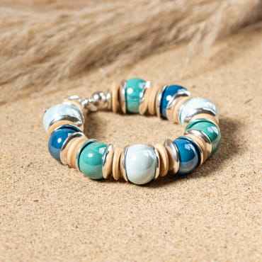 bracelet Coco composé de perles turquoises et argentées, en alternance sur fond sable