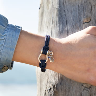 bracelet Cotinière au poignet, perles bleu marine et argentées, élégant et marin