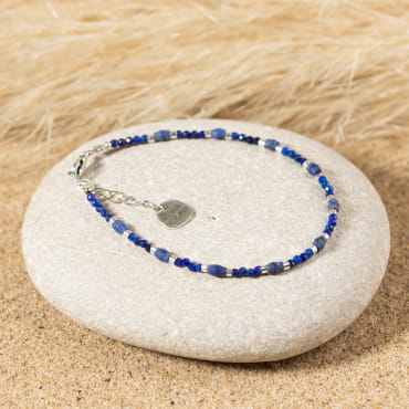 Les bijoux Retour de plage sont des bijoux fantaisie authentiques et uniques faits de perles naturelles qui racontent une histoire de nature ou d’océan à partager en famille ou entre amis.