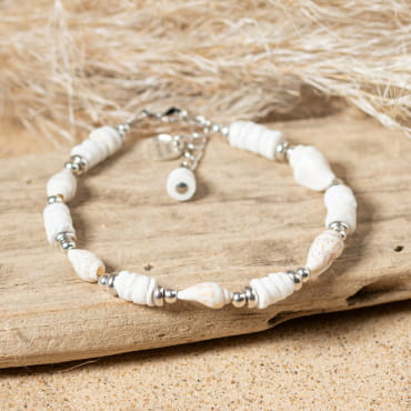 Retour de plage propose des bijoux fantaisie fabriqués avec des matériaux de qualité : céramique, lin, perles de verre, hématite, quartz, amazonite, perles de rivière, perle de jade, lapis lazuli, perles de culture, pierre de sable, etc.