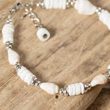 Retour de plage propose des bijoux fantaisie multicolore, blanc, sable, bleu nuit, turquoise, couleur ficelle, anthracite, ou autre alors choisissez les matières qui vous plaisent et les textures que vous aimez.